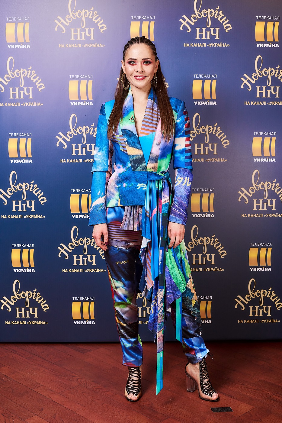 Асиметрія і сюрреалізм: Юлія Саніна продемонструвала вбрання, яке символізує 2020 рік